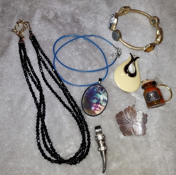 Jewelry lot - Picture 1 of 5